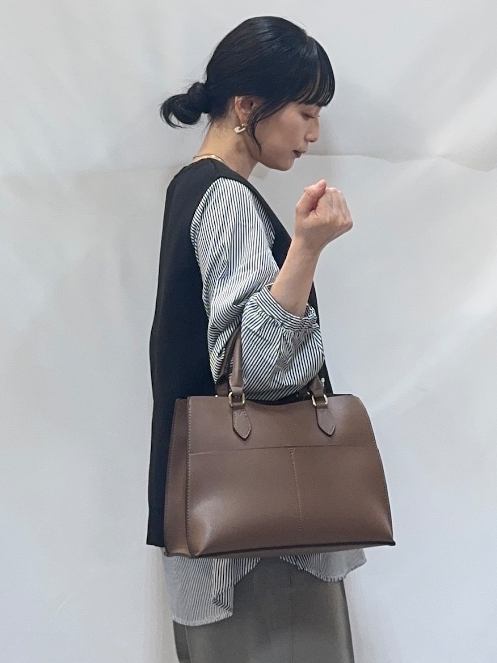ベージュ系のその他パンツ、ブラック系のパンプス、ブラウン系のトートバッグを着用したレディースの秋コーディネートの7枚目の写真