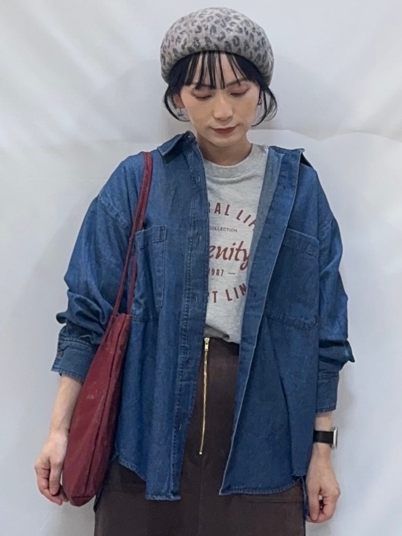 ブルー系のシャツ/ブラウス、グレー系のTシャツ/カットソー、ブラウン系のスカートを着用したレディースの秋コーディネートの6枚目の写真