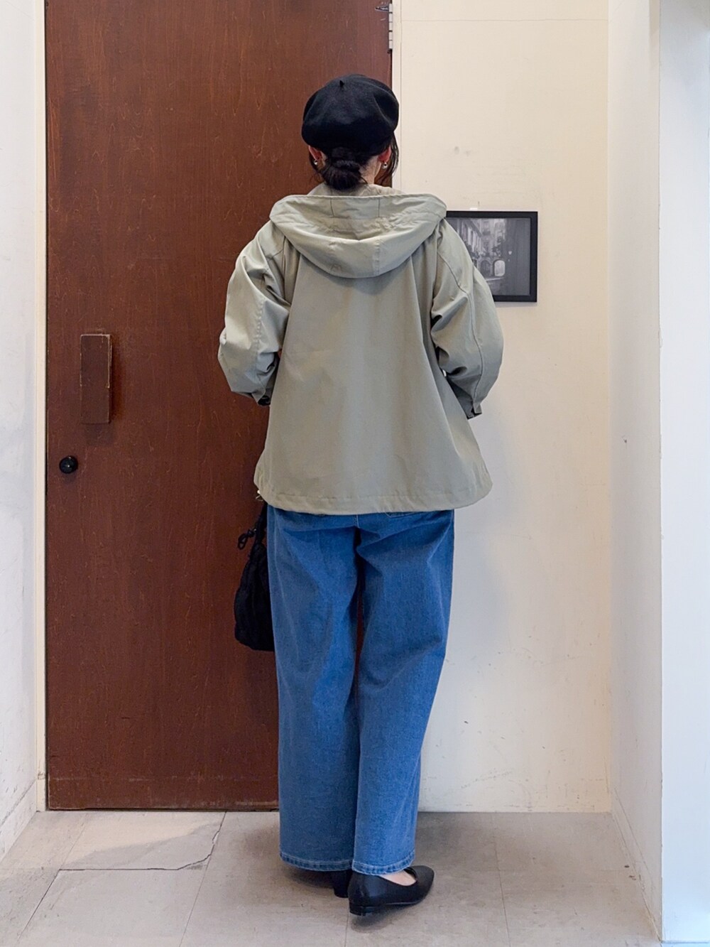 グリーン系のブルゾン、ホワイト系のベスト、ホワイト系のTシャツ/カットソーを着用したレディースの春コーディネートの4枚目の写真