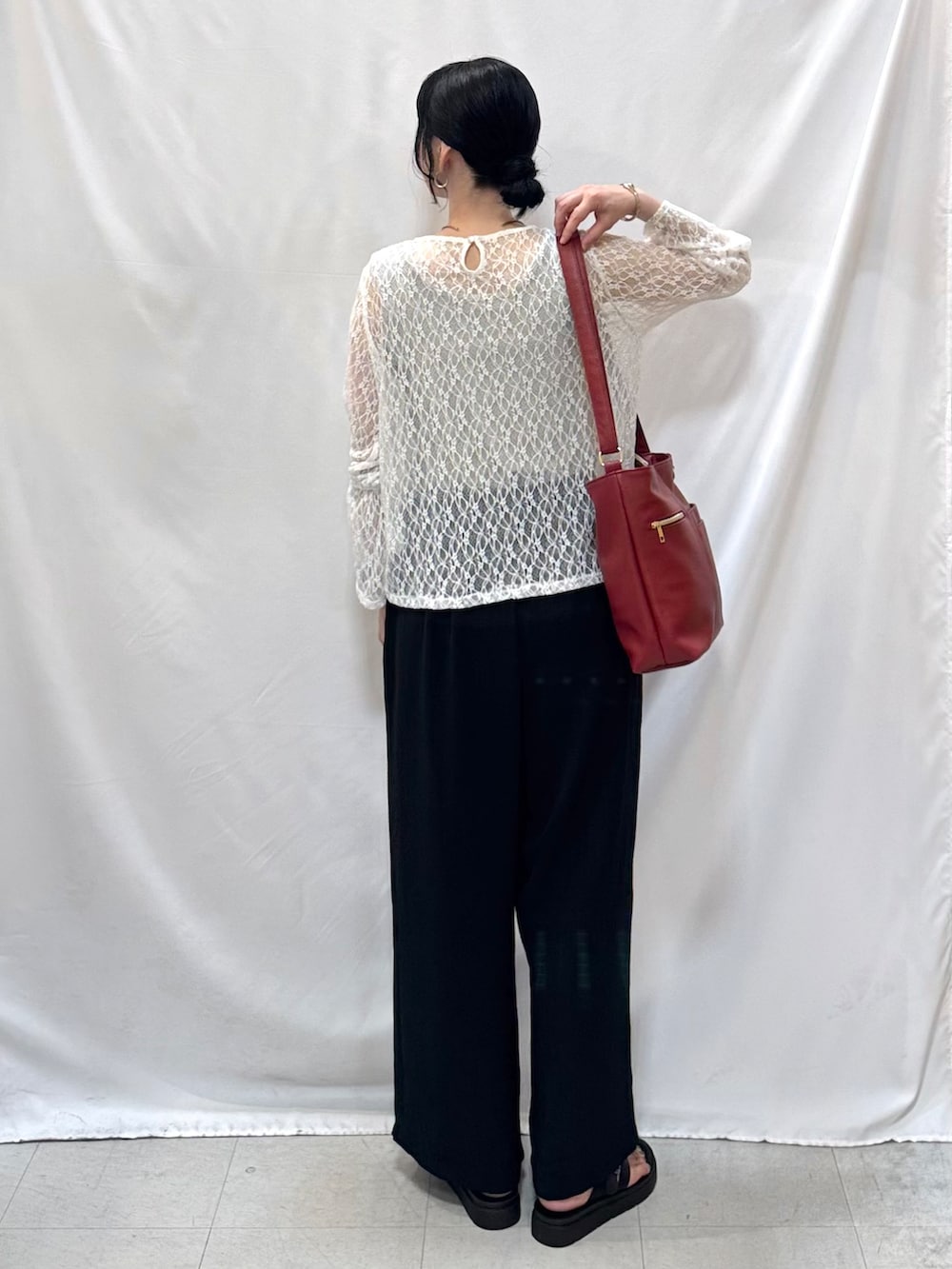ホワイト系のTシャツ/カットソー、ゴールド系のタンクトップ、レッド系のショルダーバッグを着用したレディースの夏コーディネートの4枚目の写真