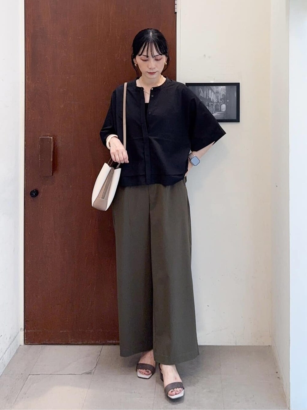 ブラック系のシャツ/ブラウス、ブラック系のTシャツ/カットソー、ベージュ系のサンダルを着用したレディースの夏コーディネートの2枚目の写真