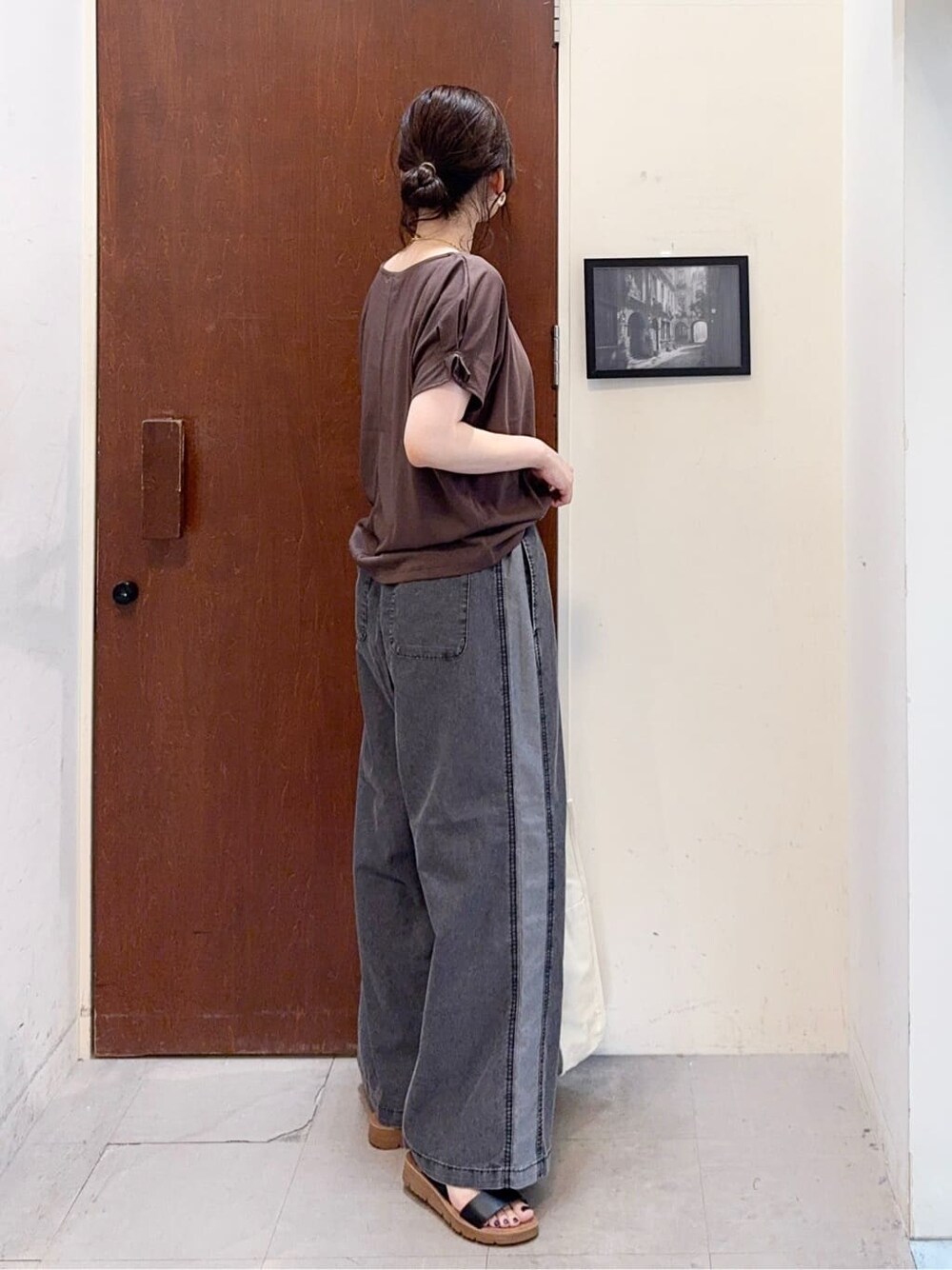 ベージュ系のベスト、ブラウン系のTシャツ/カットソー、ブラック系のデニムパンツを着用したレディースの夏コーディネートの7枚目の写真