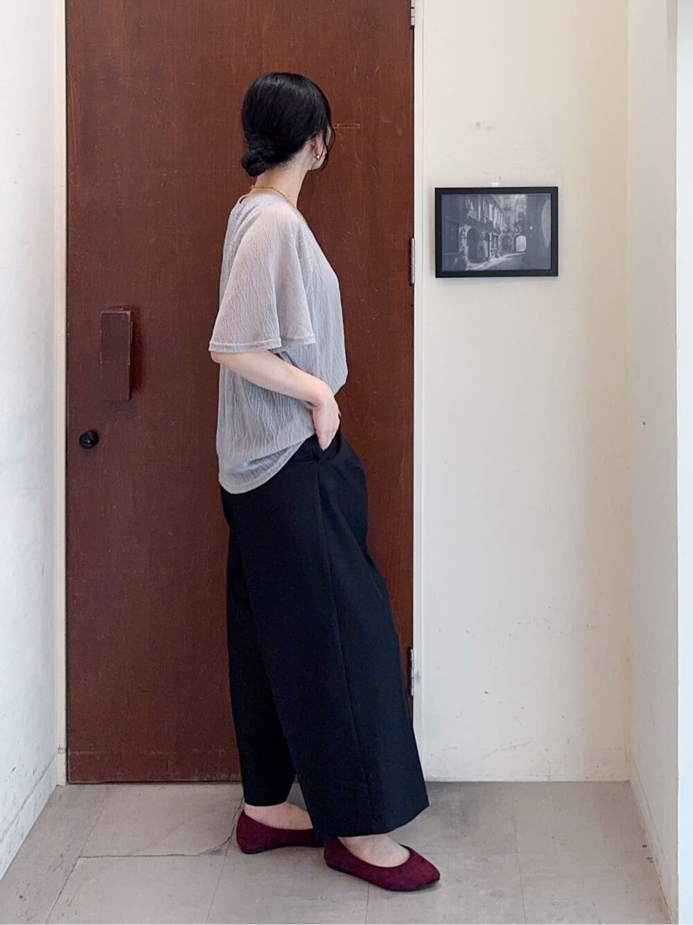 グレー系のTシャツ/カットソー、ブラック系のその他パンツ、レッド系のその他シューズを着用したレディースの秋コーディネートの3枚目の写真