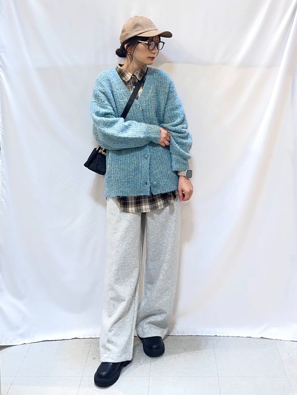 ブルー系のカーディガン/ボレロ、ブラウン系のシャツ/ブラウス、グレー系のその他パンツを着用したレディースの冬コーディネートの3枚目の写真