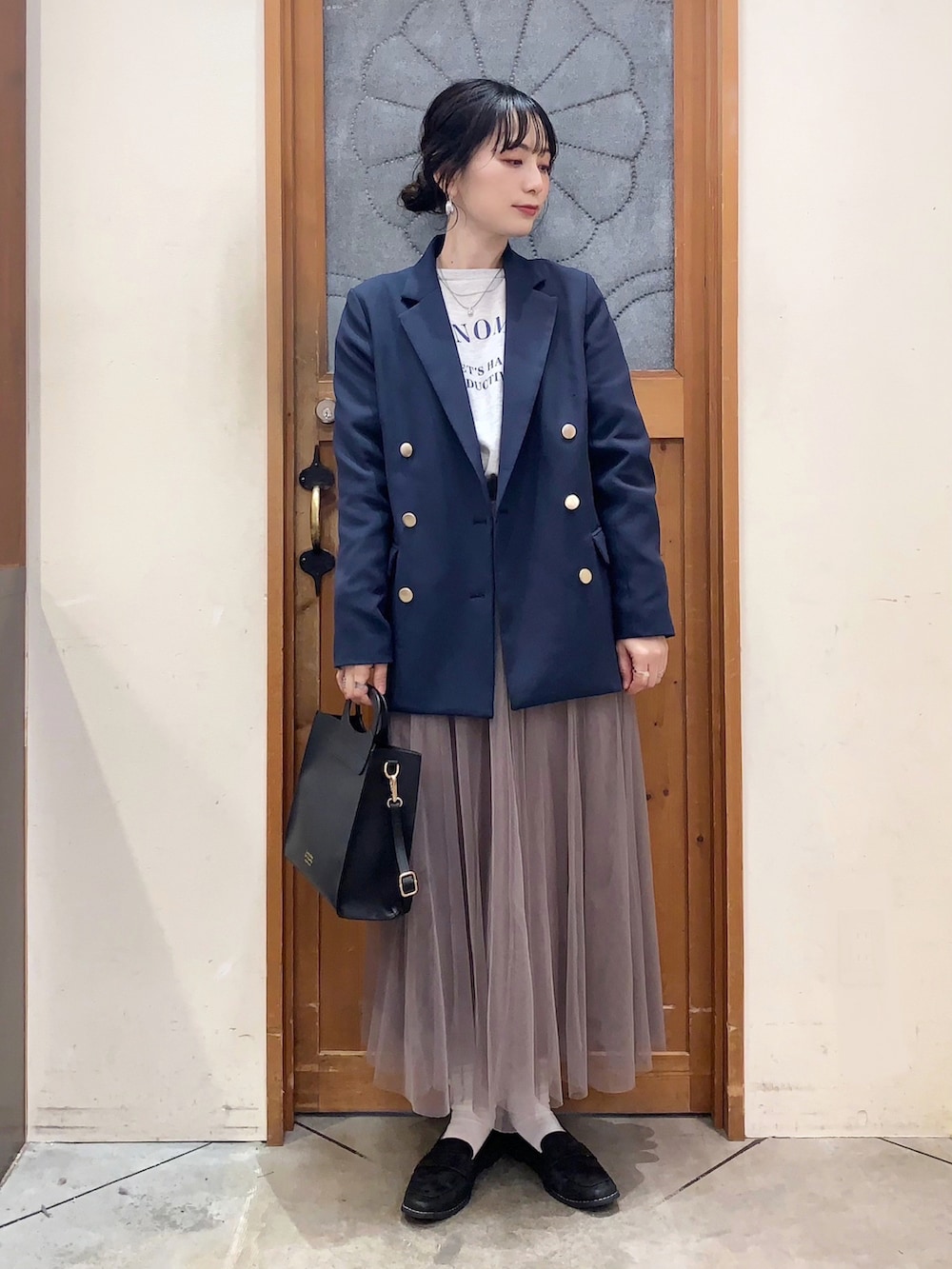 ベージュ系のスウェット、ブルー系のテーラードジャケット、ベージュ系のスカートを着用したレディースの冬コーディネートの2枚目の写真