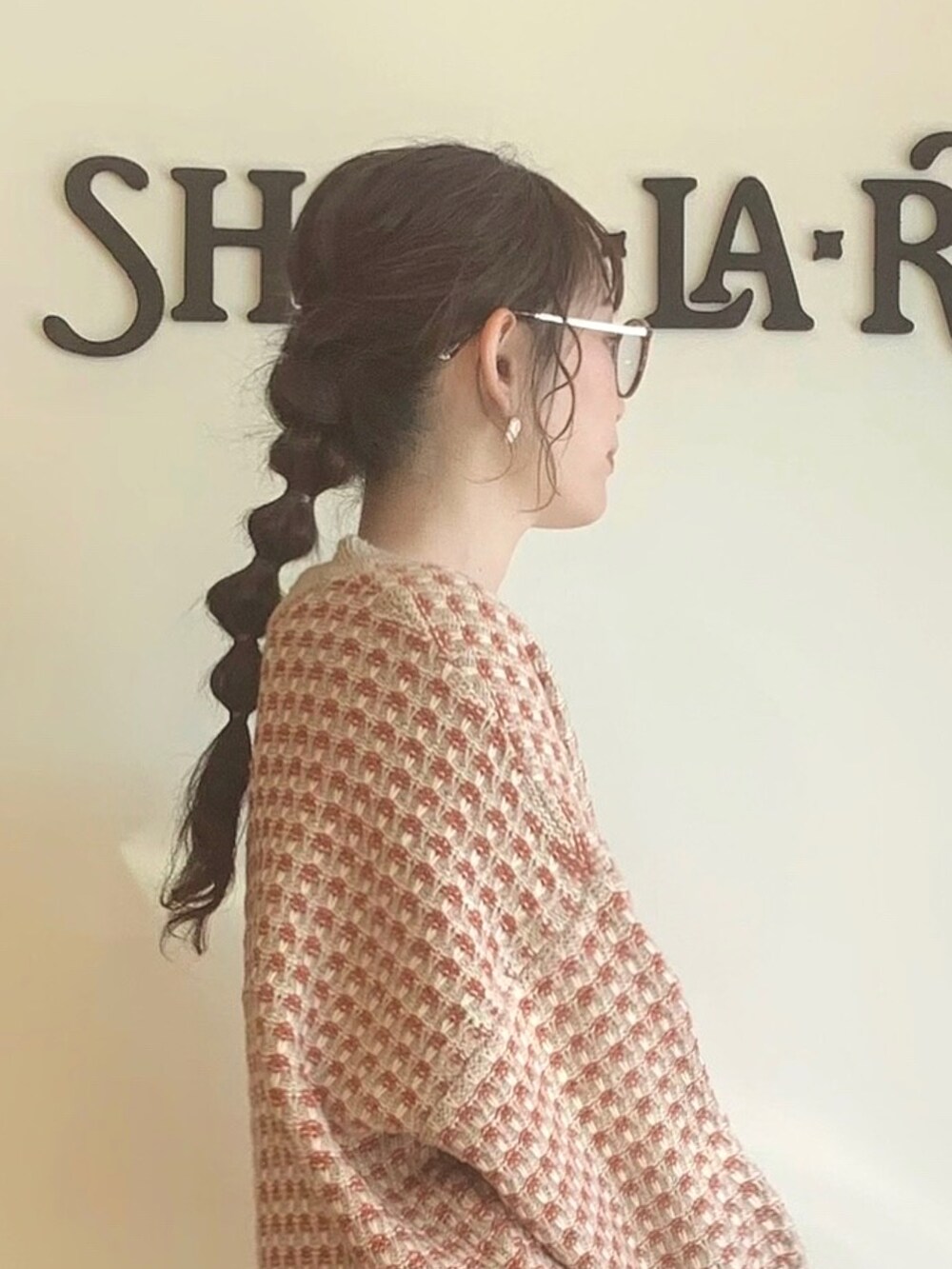 ベージュ系のニット/セーター、グリーン系のその他パンツ、ブラック系のトートバッグを着用したレディースの冬コーディネートの4枚目の写真