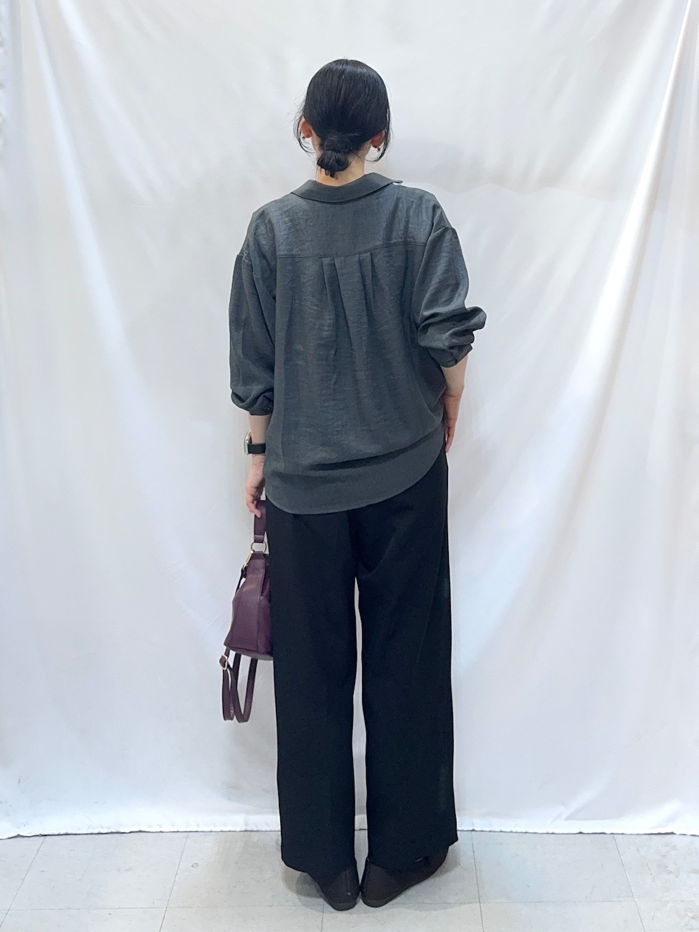 グレー系のシャツ/ブラウス、ブラック系のその他パンツ、ブラウン系のその他シューズを着用したレディースの秋コーディネートの3枚目の写真