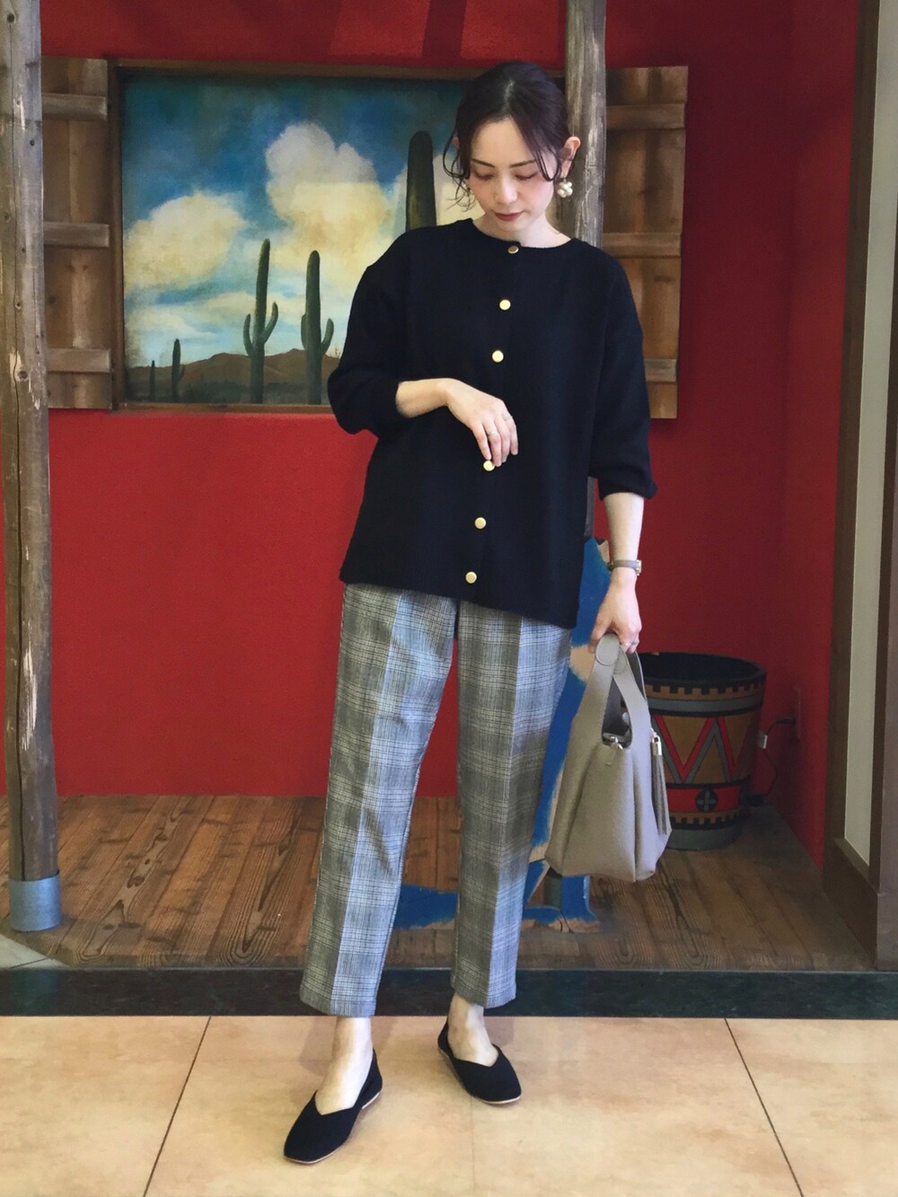 ブラック系のニット/セーター、グレー系のその他パンツ、ブラック系のパンプスを着用したレディースの秋コーディネートの2枚目の写真