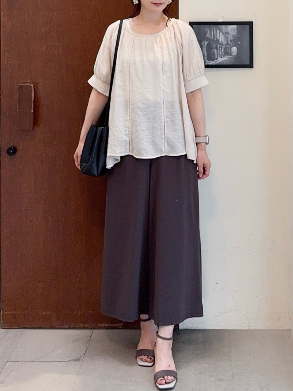 ベージュ系のシャツ/ブラウス、ブラウン系のその他パンツ、ベージュ系のサンダルを着用したレディースの夏コーディネートの5枚目の写真