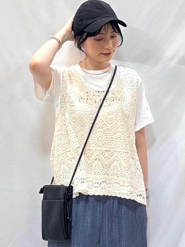 ブルー系のその他パンツ、ブルー系のサンダル、ブラック系のショルダーバッグを着用したレディースの夏コーディネートの7枚目の写真