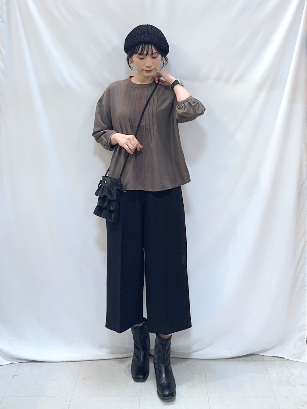 ブラウン系のシャツ/ブラウス、ブラック系のその他パンツ、ブラック系のブーツを着用したレディースの秋コーディネートの4枚目の写真
