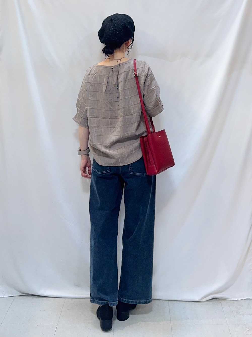 ベージュ系のシャツ/ブラウス、ブルー系のデニムパンツ、ブラック系のパンプスを着用したレディースの秋コーディネートの4枚目の写真