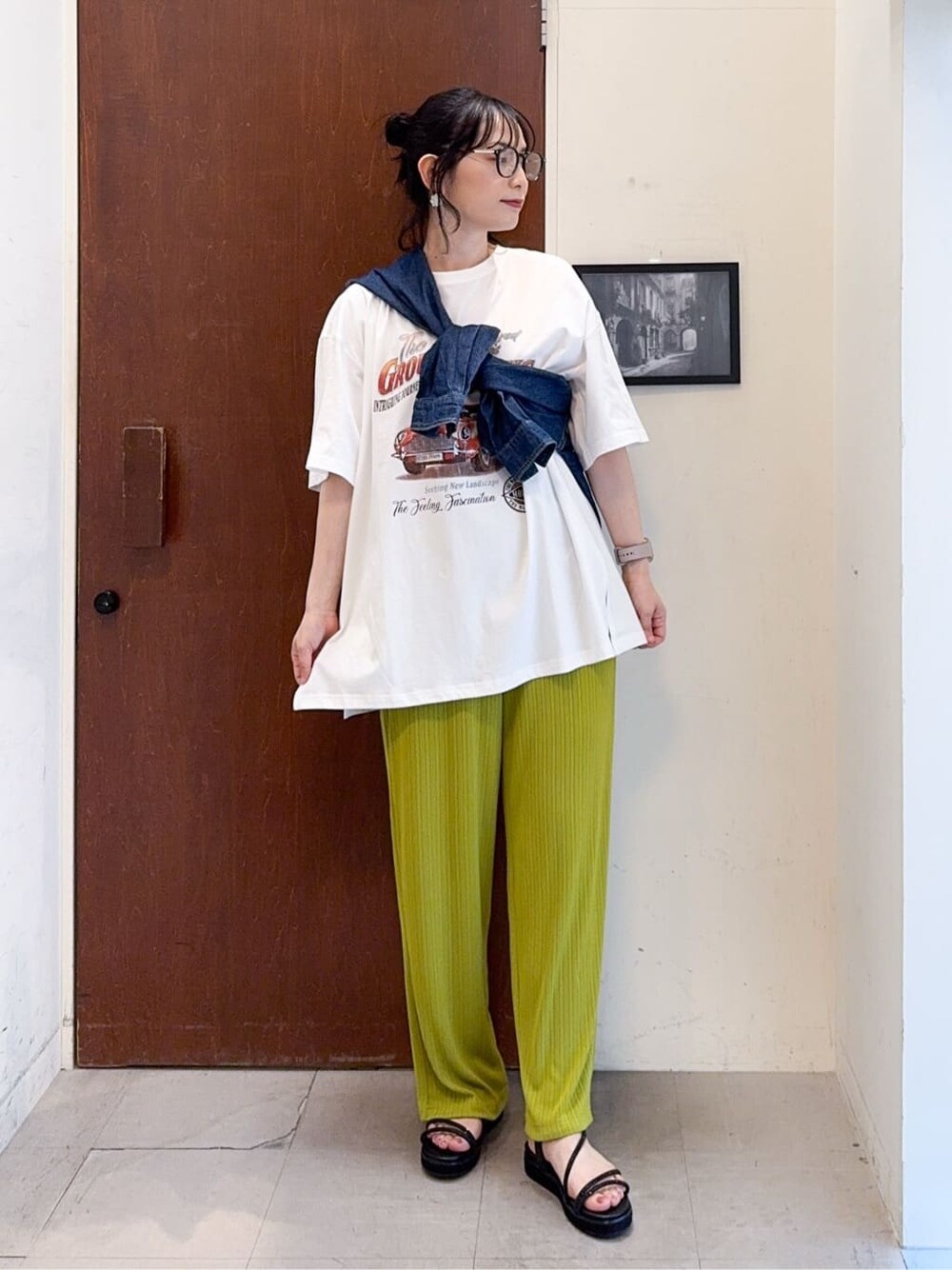 ブルー系のシャツ/ブラウス、ホワイト系のTシャツ/カットソー、イエロー系のその他パンツを着用したレディースの春コーディネートの2枚目の写真