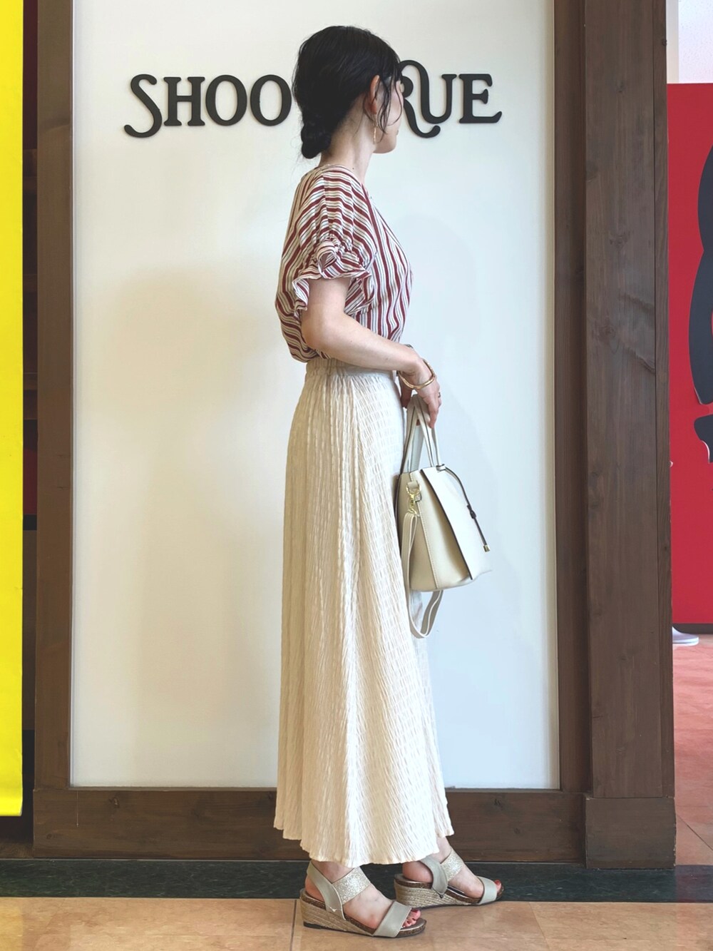 レッド系のシャツ/ブラウス、ホワイト系のスカート、ホワイト系のトートバッグを着用したレディースの夏コーディネートの2枚目の写真