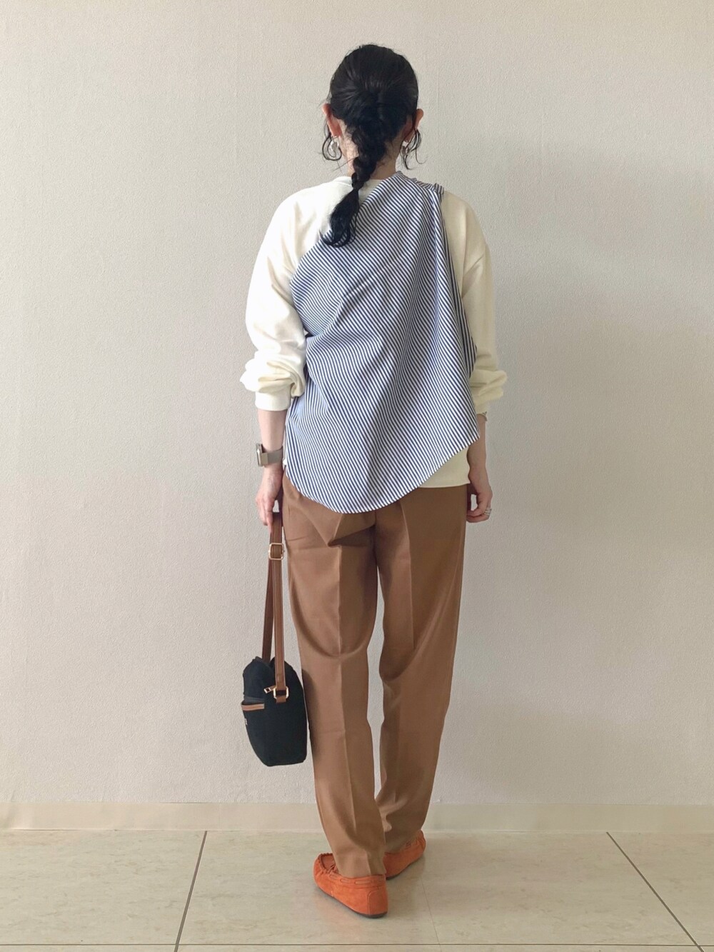 ベージュ系のスウェット、ブルー系のシャツ/ブラウス、ブラウン系のその他パンツを着用したレディースの秋コーディネートの2枚目の写真