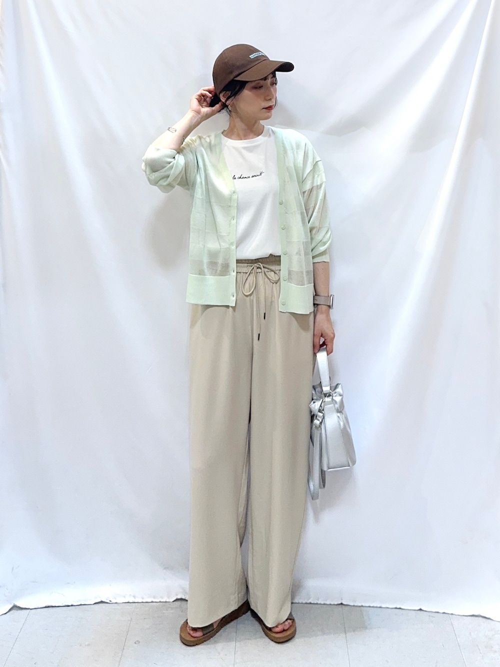 グリーン系のカーディガン/ボレロ、ホワイト系のTシャツ/カットソー、ベージュ系のその他パンツを着用したレディースの夏コーディネートの2枚目の写真