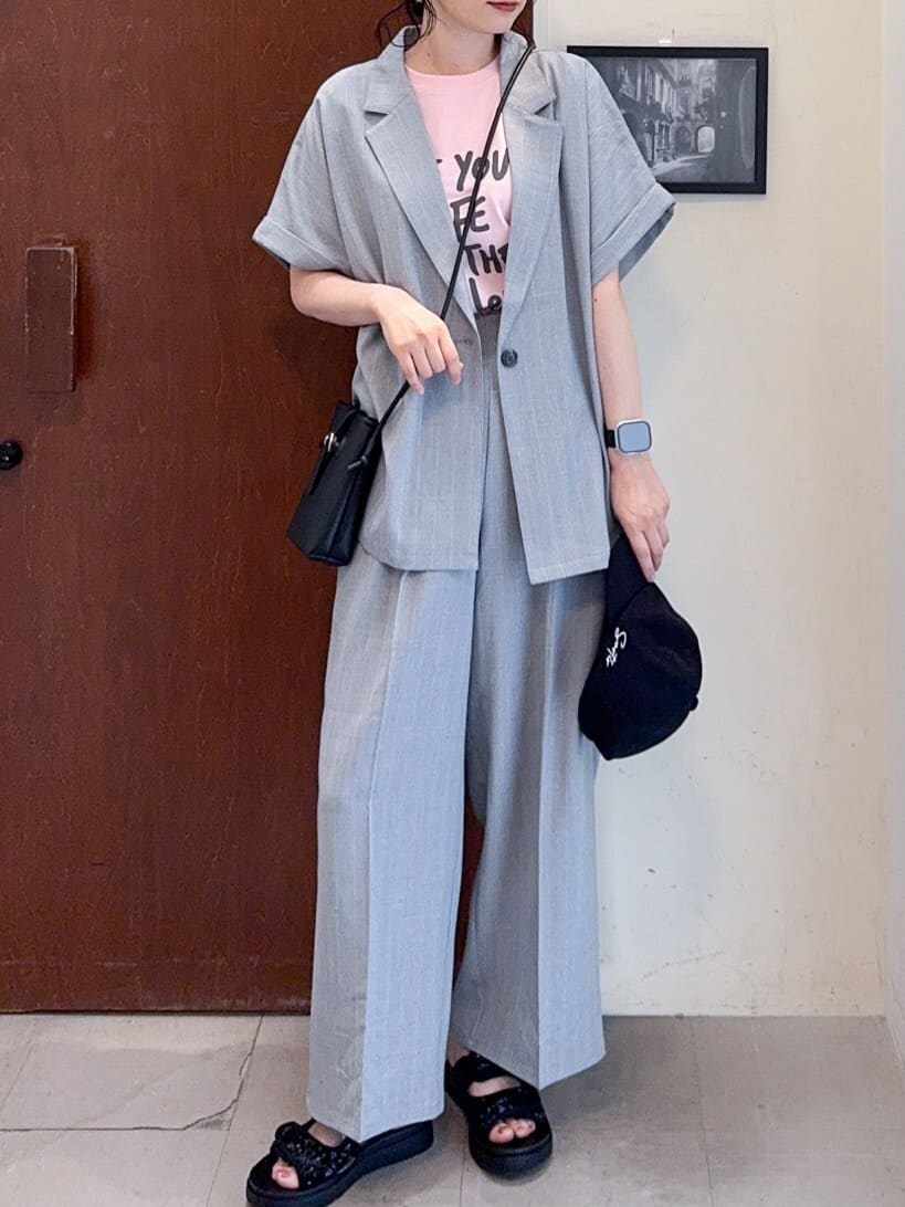 グレー系のテーラードジャケット、ピンク系のTシャツ/カットソー、グレー系のその他パンツを着用したレディースの春コーディネートの5枚目の写真