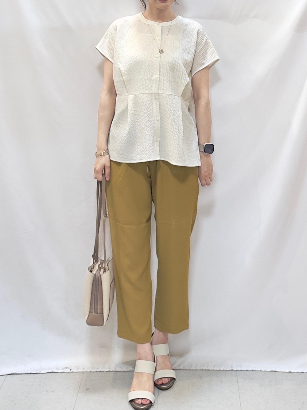 ホワイト系のシャツ/ブラウス、イエロー系のその他パンツ、ホワイト系のサンダルを着用したレディースの夏コーディネートの5枚目の写真