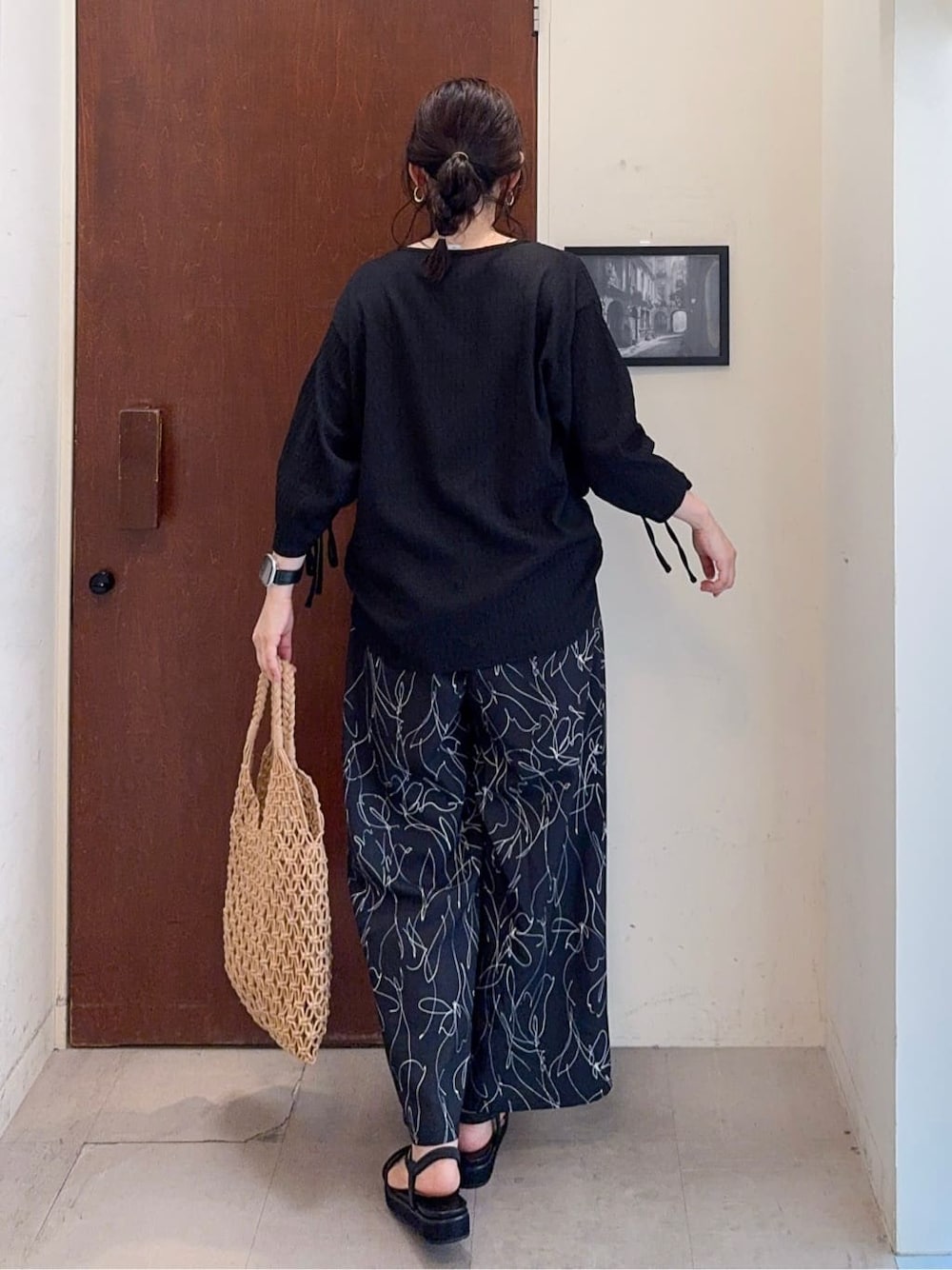 ブラック系のシャツ/ブラウス、ブラック系のその他パンツ、ブラック系のサンダルを着用したレディースの春コーディネートの3枚目の写真