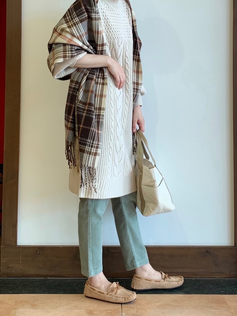ホワイト系のワンピース、ベージュ系のトートバッグ、グリーン系のその他パンツを着用したレディースの秋コーディネートの4枚目の写真