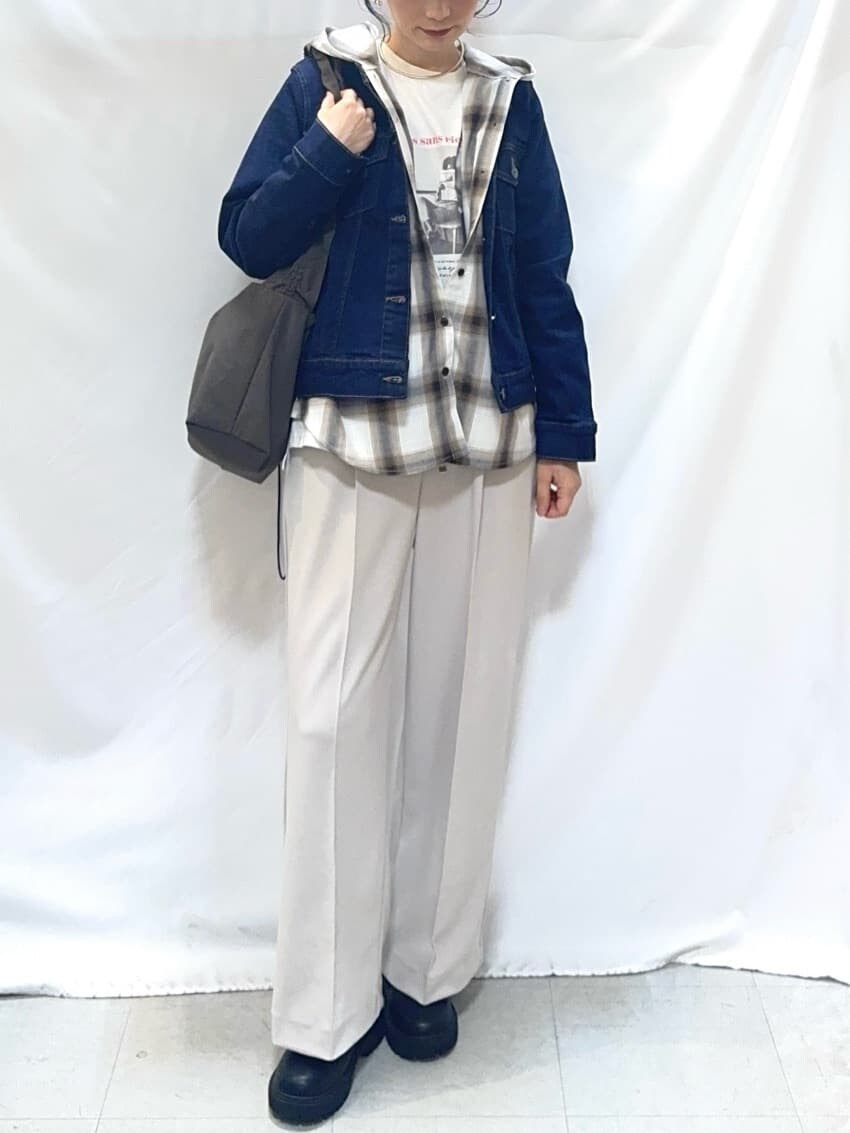 ブルー系のデニムジャケット、ホワイト系のシャツ/ブラウス、ホワイト系のTシャツ/カットソーを着用したレディースの冬コーディネートの5枚目の写真