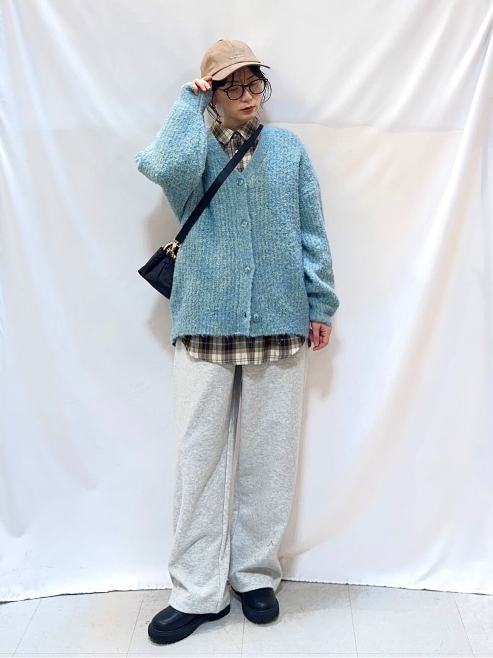 ブルー系のカーディガン/ボレロ、ブラウン系のシャツ/ブラウス、グレー系のその他パンツを着用したレディースの冬コーディネートの2枚目の写真