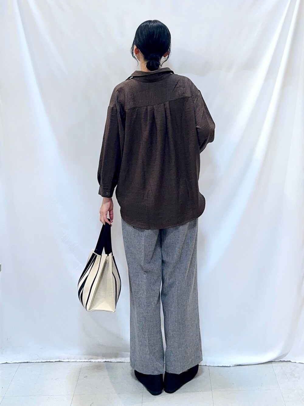 グレー系のその他パンツ、ブラック系のその他シューズ、ブラック系のトートバッグを着用したレディースの秋コーディネートの3枚目の写真