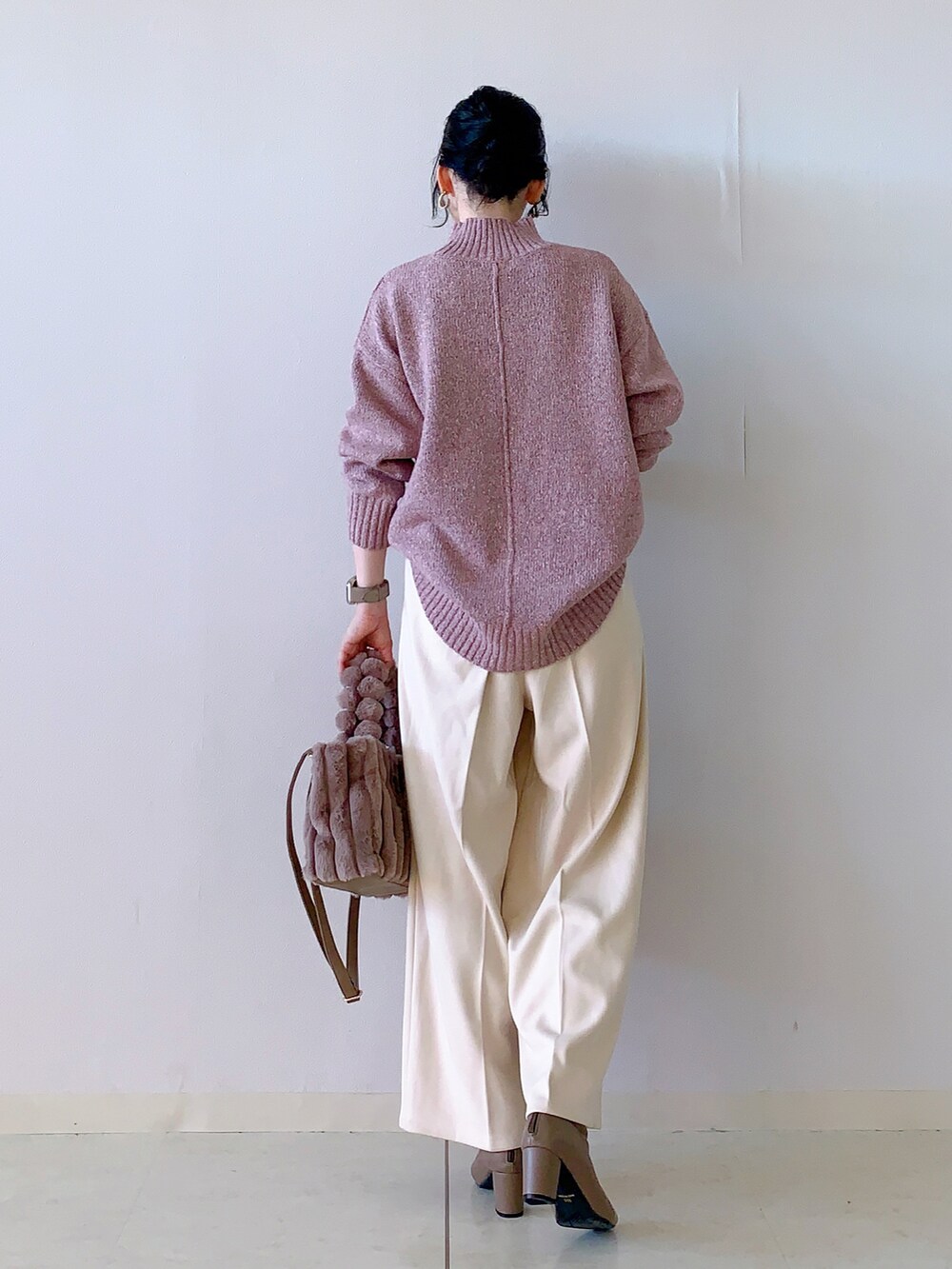 ピンク系のニット/セーター、ベージュ系のその他パンツ、ベージュ系のブーツを着用したレディースの秋コーディネートの3枚目の写真