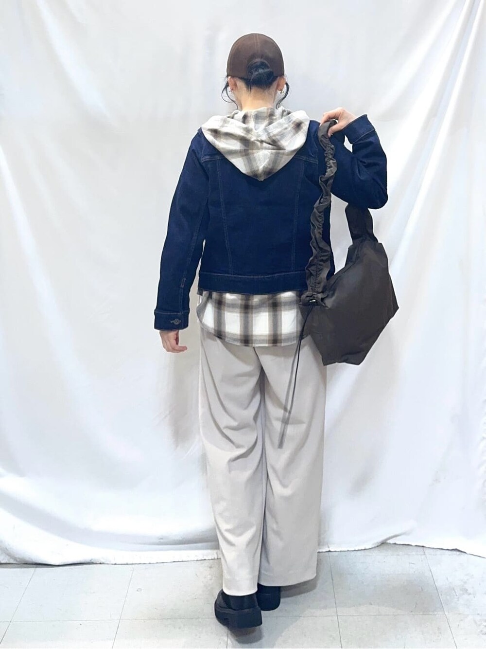 ブルー系のデニムジャケット、ホワイト系のシャツ/ブラウス、ホワイト系のTシャツ/カットソーを着用したレディースの冬コーディネートの4枚目の写真