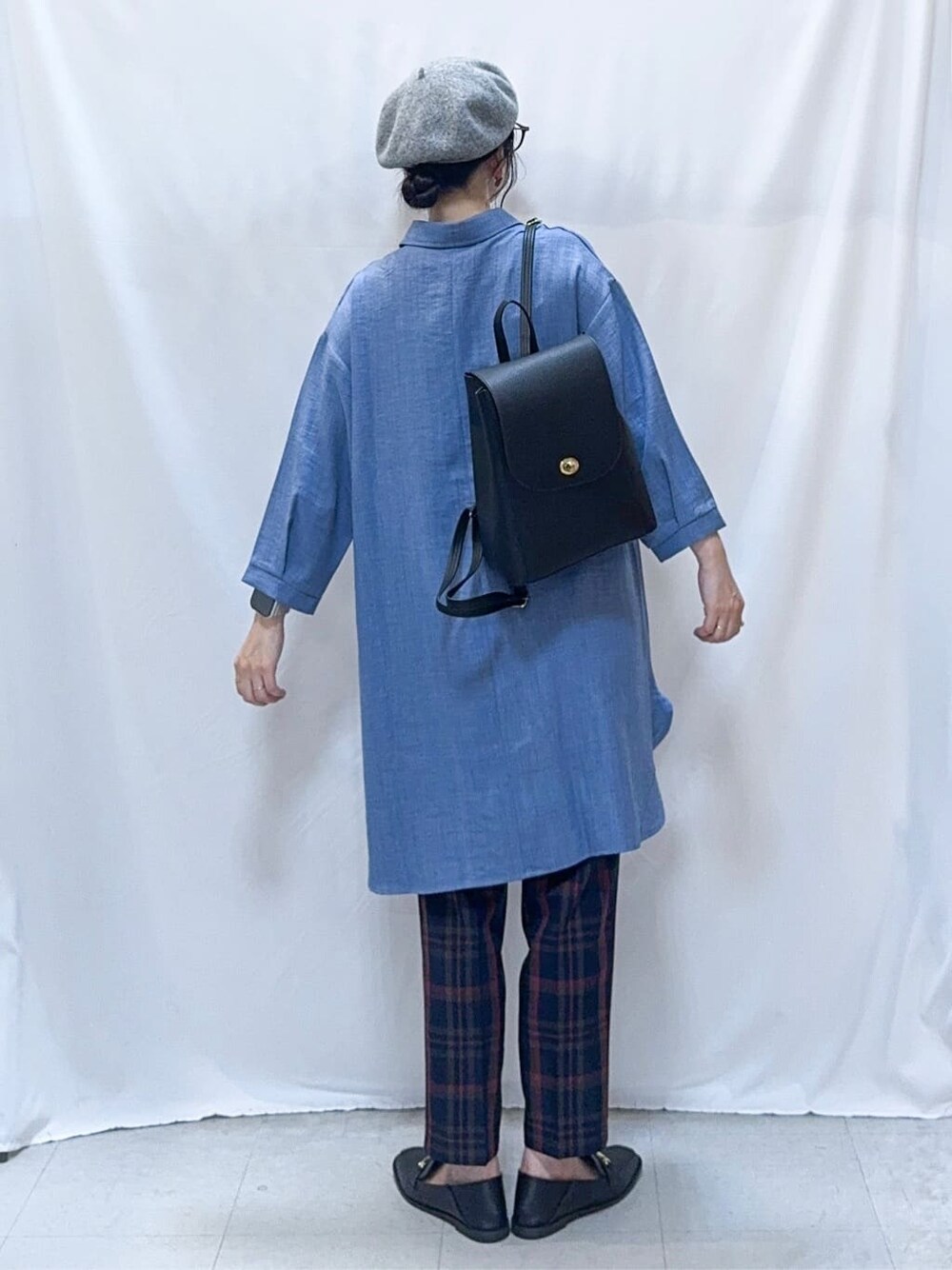 ブルー系のチュニック、ブルー系のその他パンツ、ブラック系のその他シューズを着用したレディースの秋コーディネートの5枚目の写真