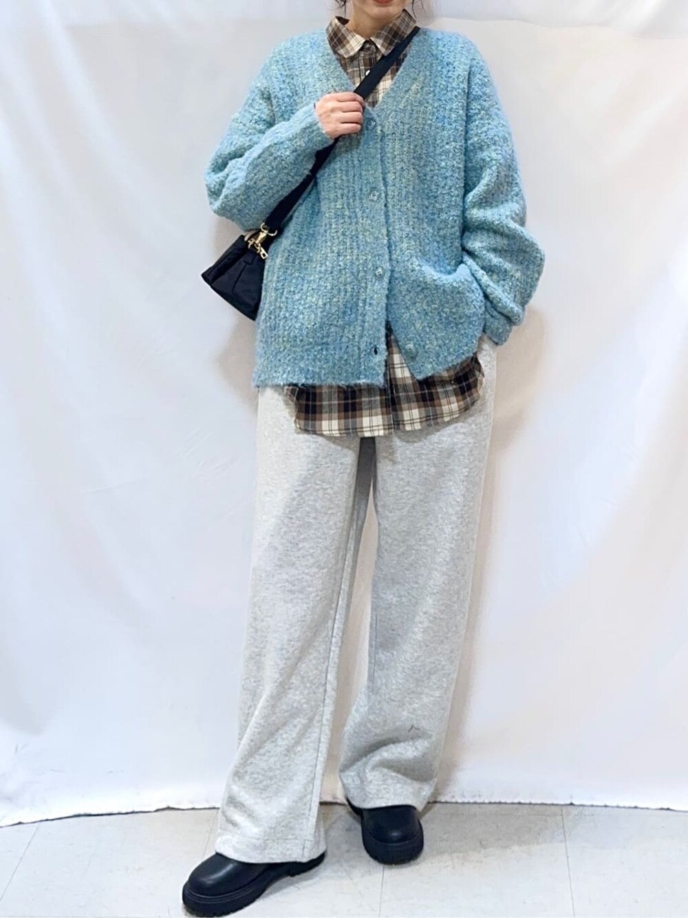 ブルー系のカーディガン/ボレロ、ブラウン系のシャツ/ブラウス、グレー系のその他パンツを着用したレディースの冬コーディネートの6枚目の写真