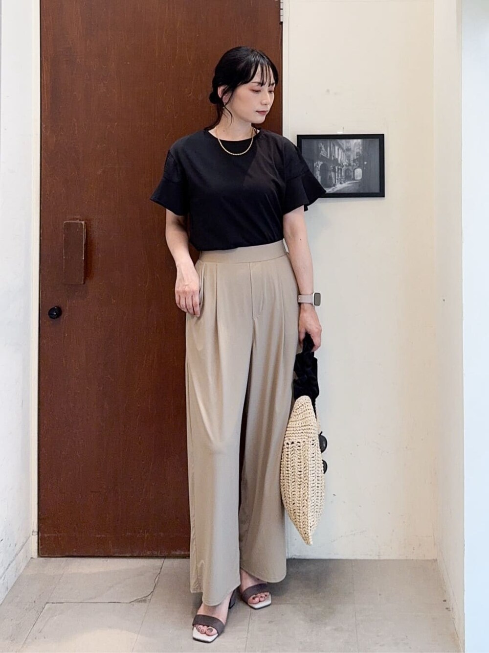 ブラック系のTシャツ/カットソー、ベージュ系のその他パンツ、ベージュ系のサンダルを着用したレディースの夏コーディネートの4枚目の写真