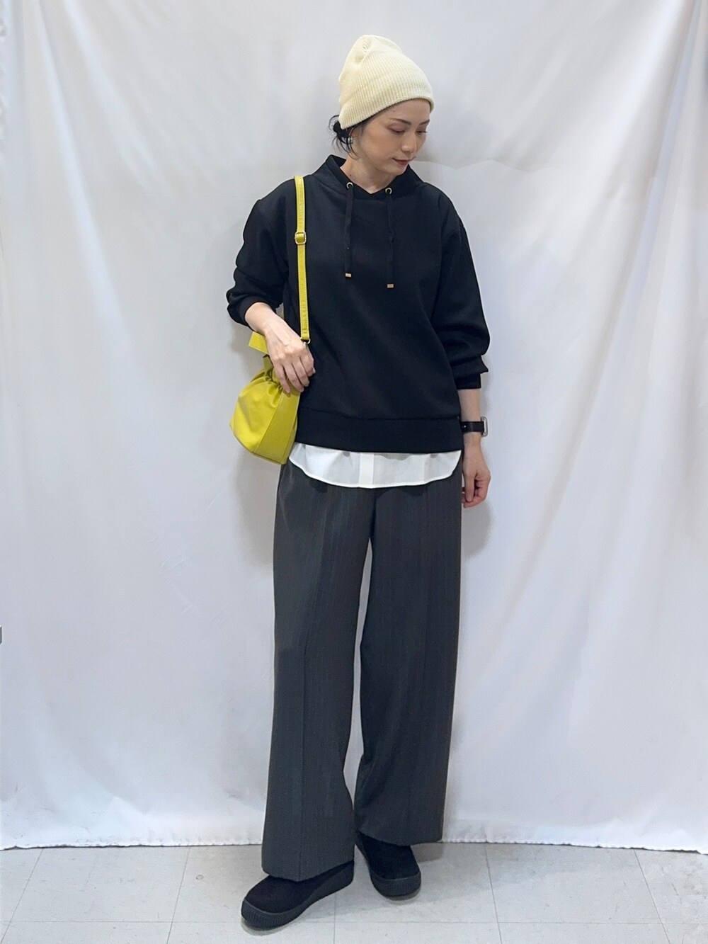 ブラック系のTシャツ/カットソー、ホワイト系のTシャツ/カットソー、グレー系のその他パンツを着用したレディースの秋コーディネートの4枚目の写真