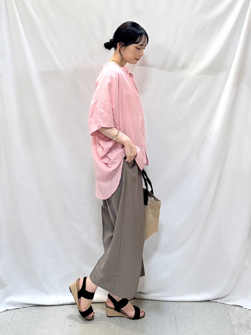 ピンク系のシャツ/ブラウス、ホワイト系のTシャツ/カットソー、ブラウン系のその他パンツを着用したレディースの夏コーディネートの4枚目の写真