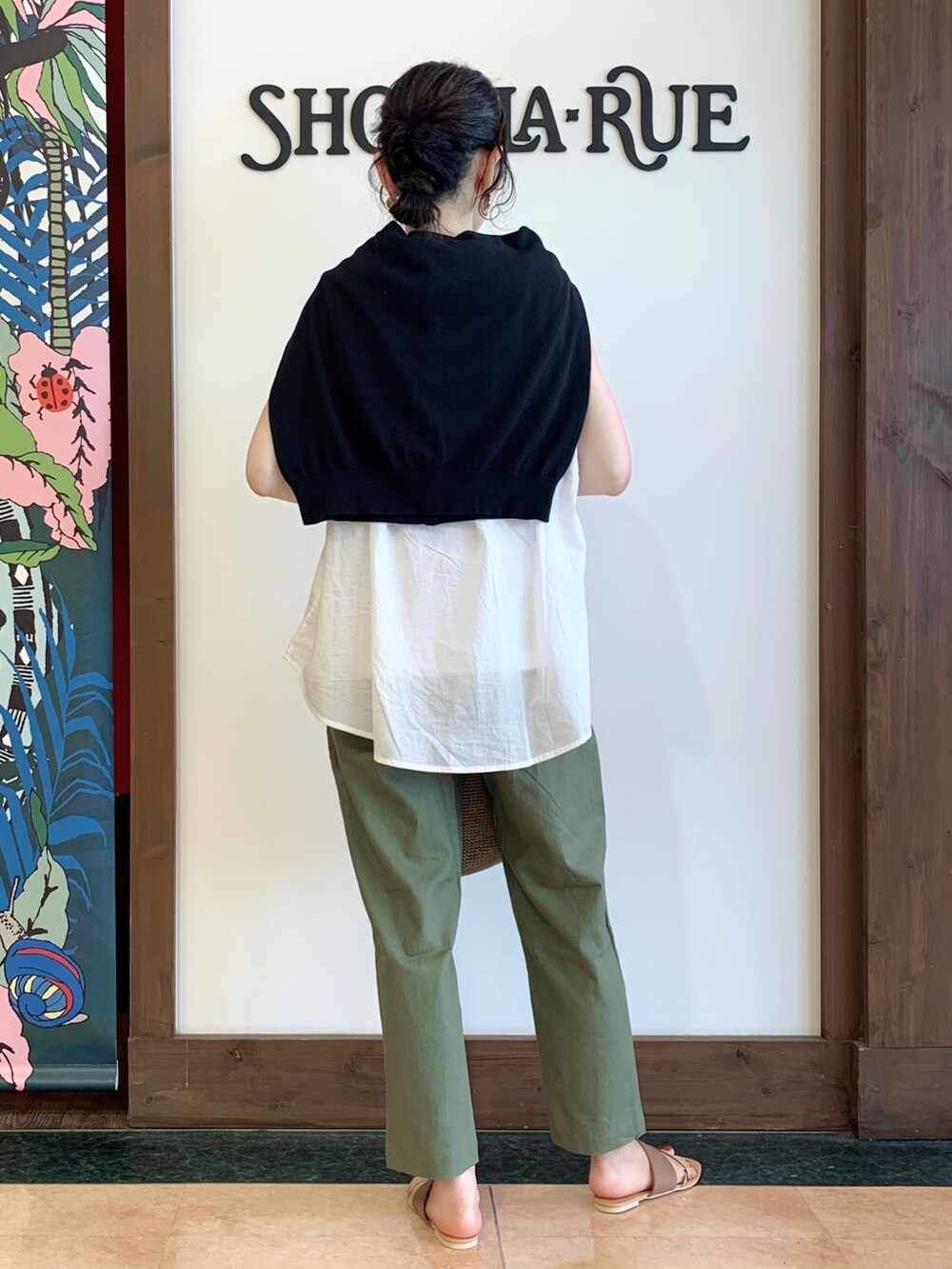 ホワイト系のシャツ/ブラウス、ブラック系のカーディガン/ボレロ、グリーン系のその他パンツを着用したレディースの春コーディネートの3枚目の写真