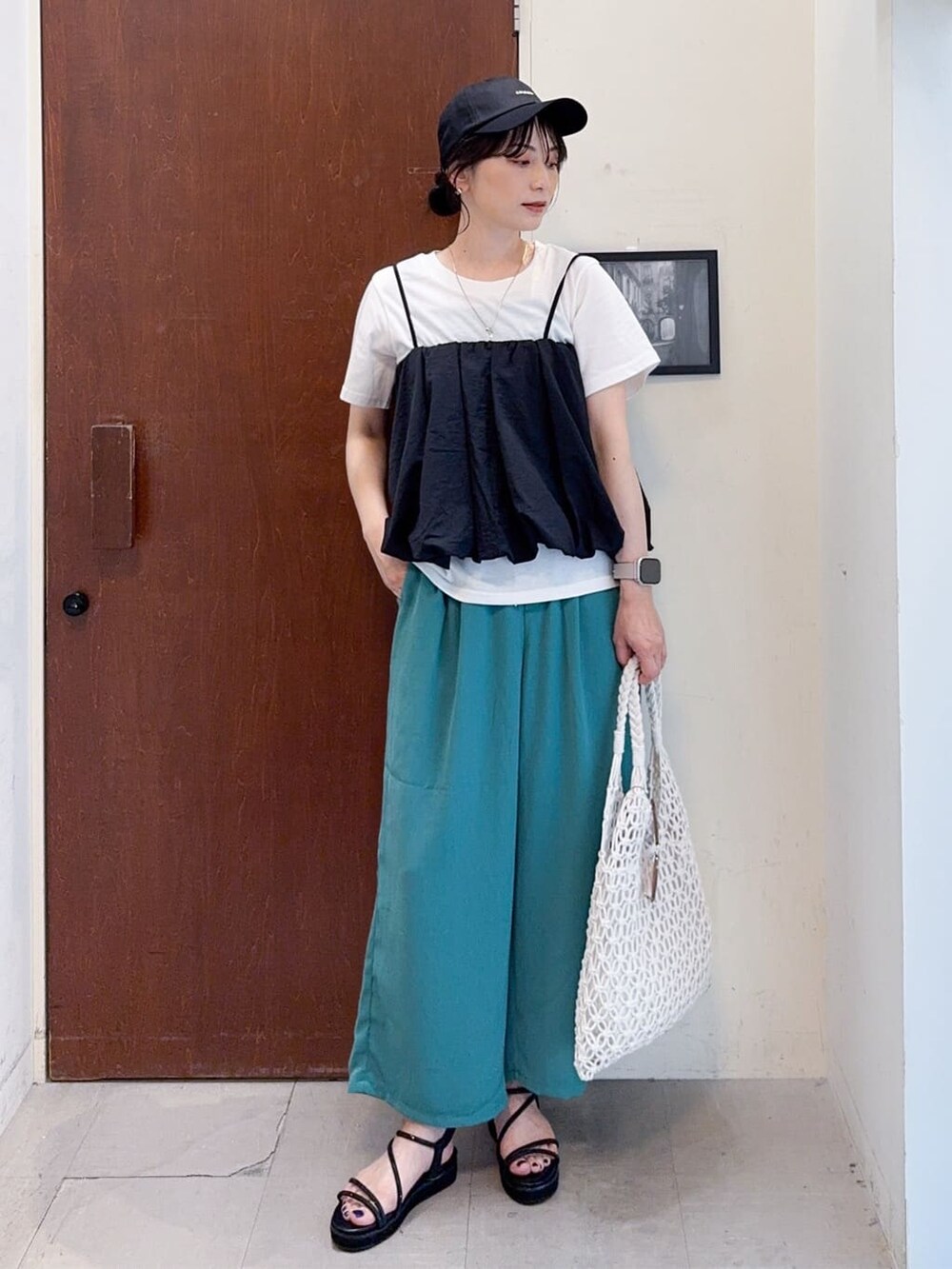 ブラック系のその他トップス、グリーン系のその他パンツ、ブラック系のサンダルを着用したレディースの夏コーディネートの2枚目の写真