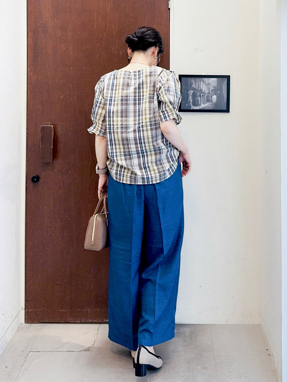 ベージュ系のシャツ/ブラウス、ブルー系のその他パンツ、ブラウン系のショルダーバッグを着用したレディースの秋コーディネートの3枚目の写真