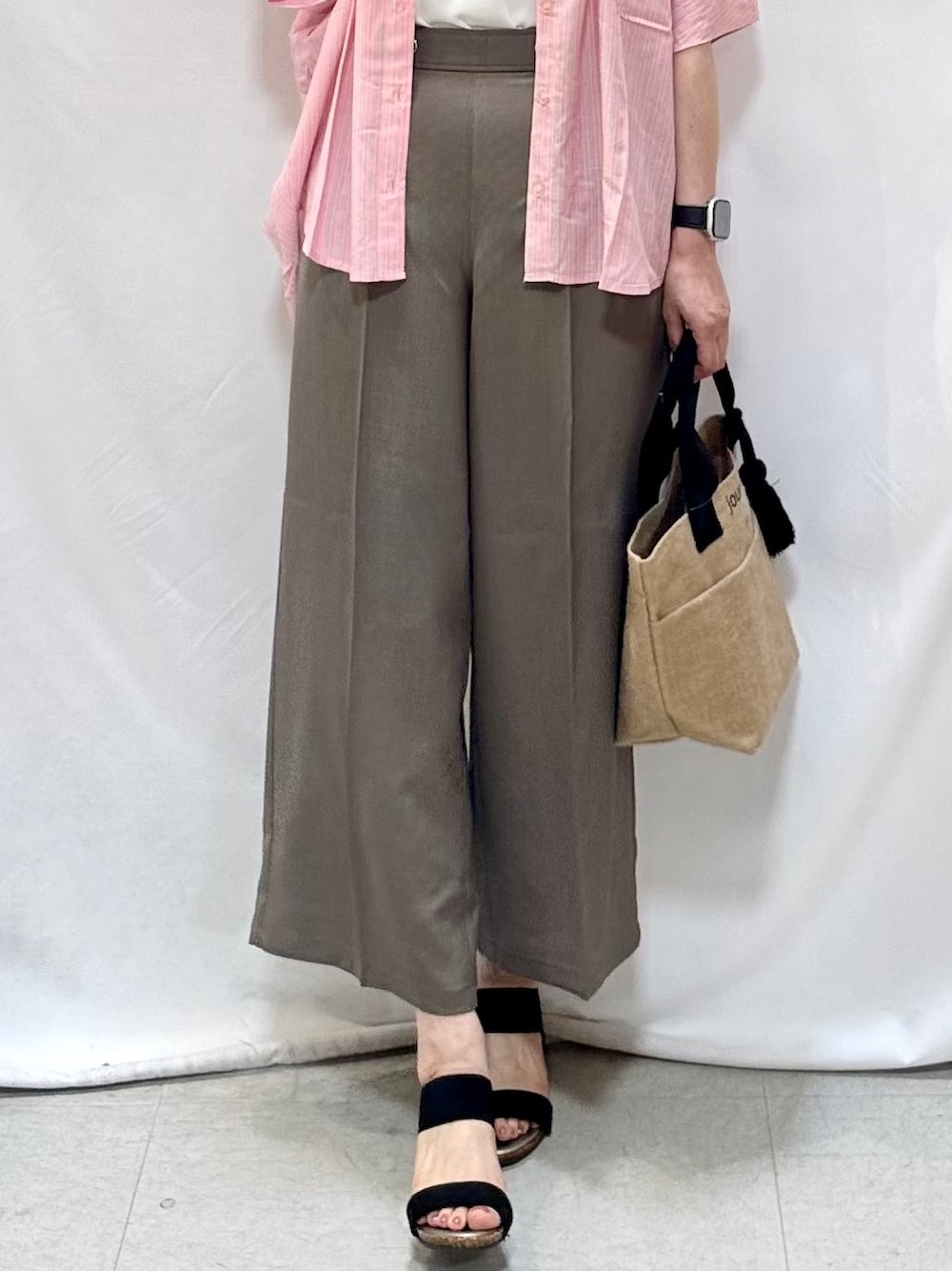 ピンク系のシャツ/ブラウス、ホワイト系のTシャツ/カットソー、ブラウン系のその他パンツを着用したレディースの夏コーディネートの9枚目の写真
