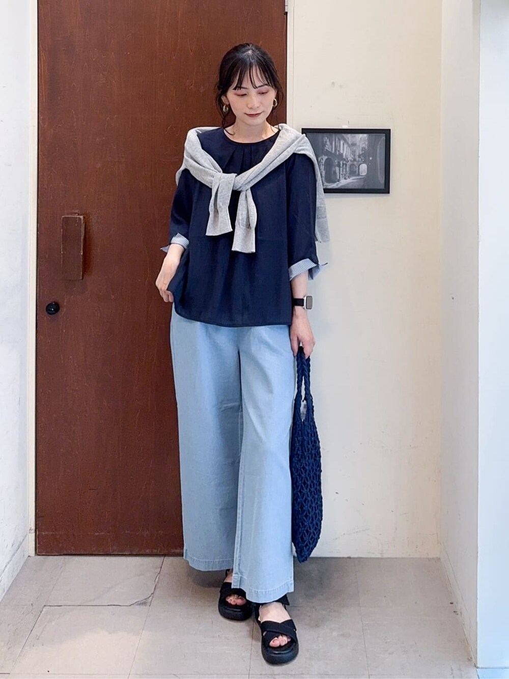 グレー系のカーディガン/ボレロ、ブルー系のTシャツ/カットソー、ブルー系のその他パンツを着用したレディースの春コーディネートの2枚目の写真