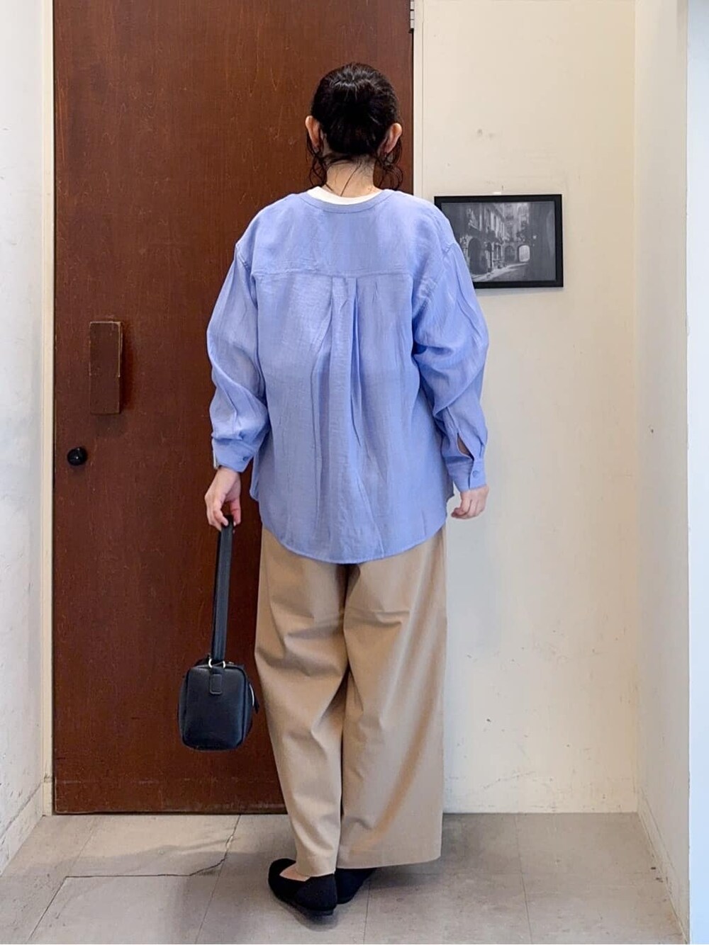 ブルー系のシャツ/ブラウス、ホワイト系のTシャツ/カットソー、ベージュ系のその他パンツを着用したレディースの春コーディネートの3枚目の写真