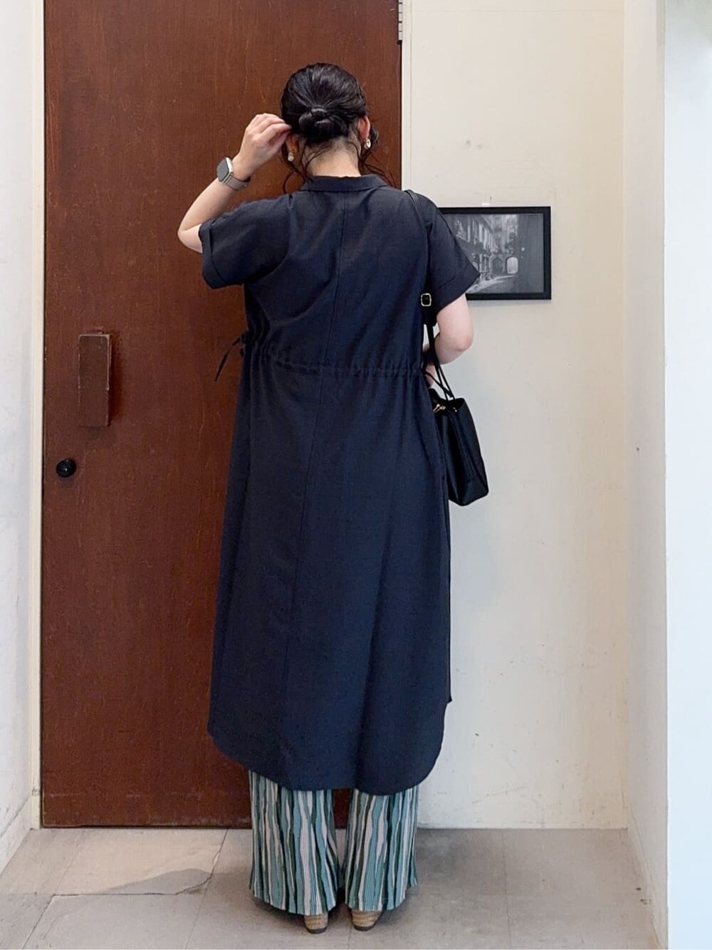 グレー系のワンピース、グリーン系のその他パンツ、ブラック系のサンダルを着用したレディースの夏コーディネートの3枚目の写真