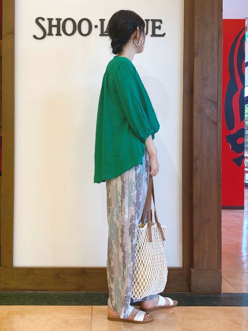 グリーン系のシャツ/ブラウス、ブルー系のその他パンツ、ホワイト系のサンダルを着用したレディースの夏コーディネートの2枚目の写真