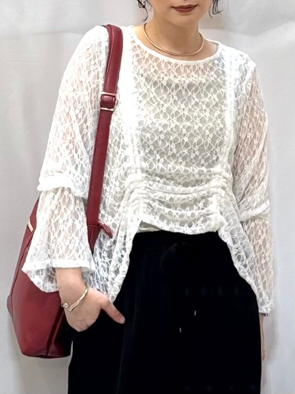 ホワイト系のTシャツ/カットソー、ゴールド系のタンクトップ、レッド系のショルダーバッグを着用したレディースの夏コーディネートの6枚目の写真