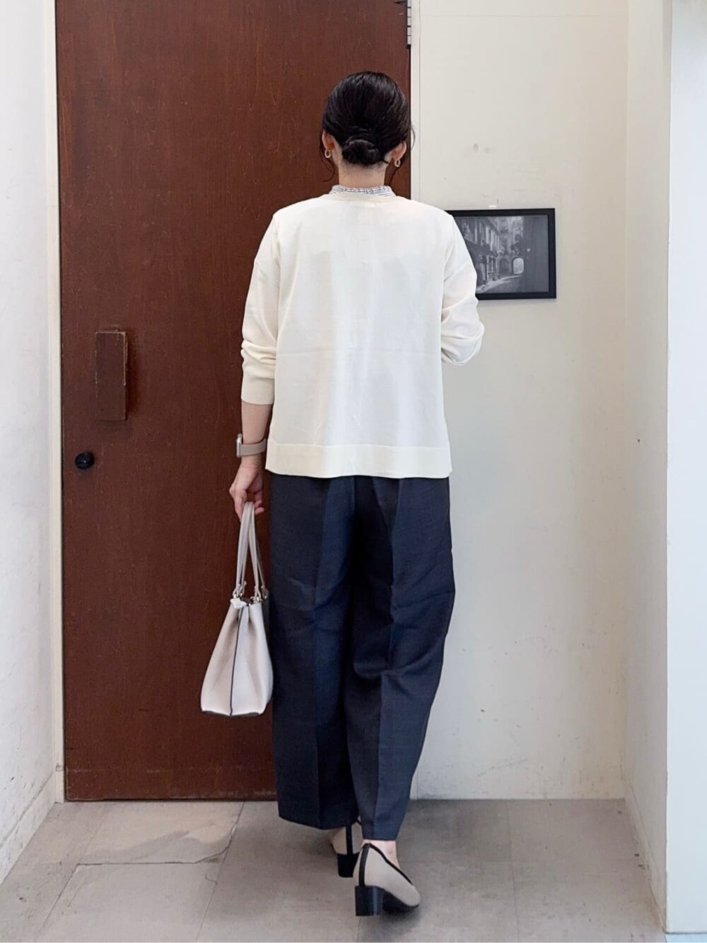 ホワイト系のカーディガン/ボレロ、ホワイト系のシャツ/ブラウス、グレー系のその他パンツを着用したレディースの秋コーディネートの5枚目の写真