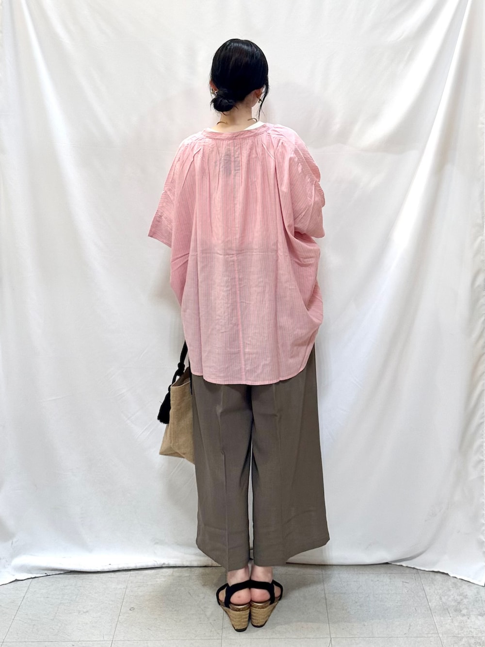 ピンク系のシャツ/ブラウス、ホワイト系のTシャツ/カットソー、ブラウン系のその他パンツを着用したレディースの夏コーディネートの6枚目の写真