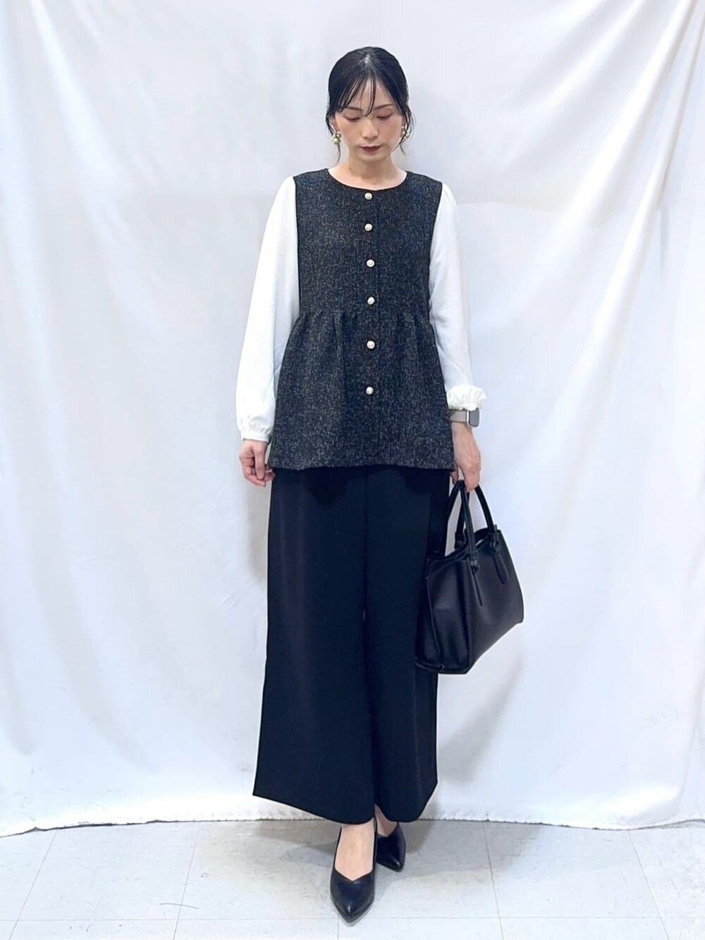 ブラック系のシャツ/ブラウス、ブラック系のその他パンツ、ブラック系のパンプスを着用したレディースの春コーディネートの2枚目の写真
