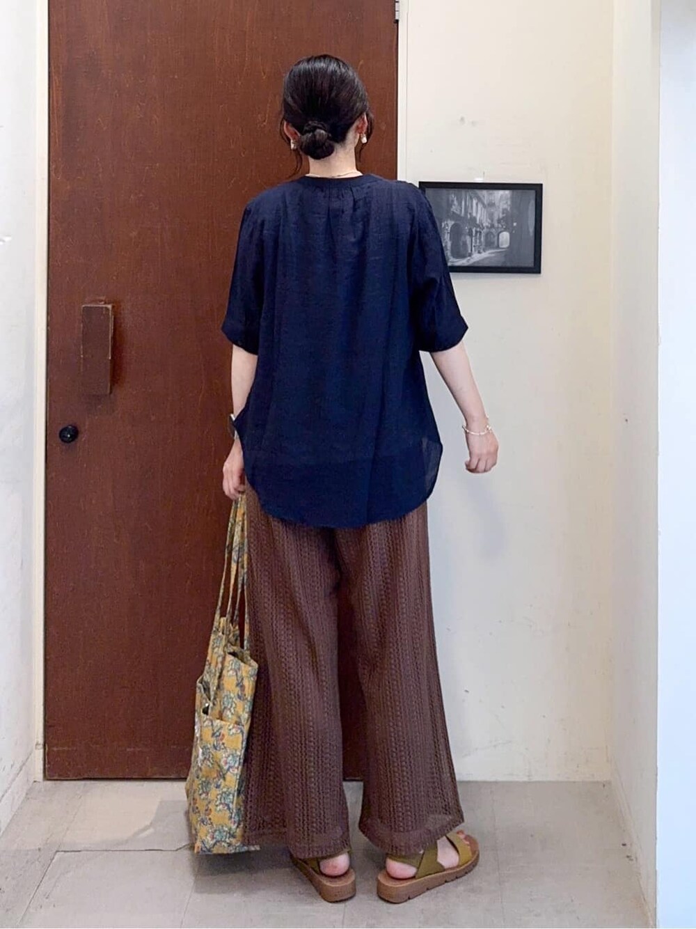 ブルー系のシャツ/ブラウス、ブラウン系のその他パンツ、イエロー系のサンダルを着用したレディースの秋コーディネートの3枚目の写真