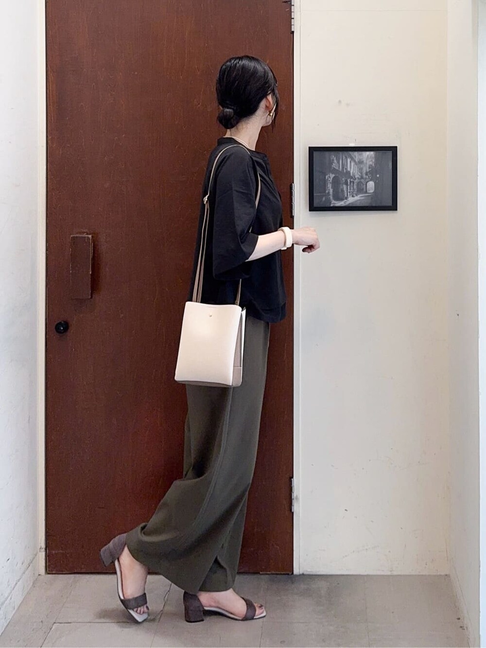 ブラック系のシャツ/ブラウス、ブラック系のTシャツ/カットソー、ベージュ系のサンダルを着用したレディースの夏コーディネートの4枚目の写真