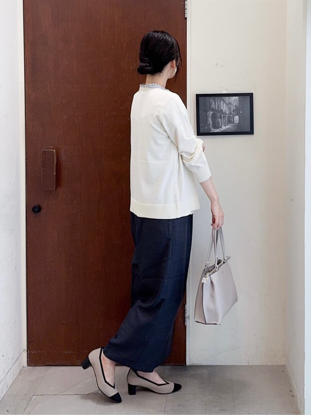 ホワイト系のカーディガン/ボレロ、ホワイト系のシャツ/ブラウス、グレー系のその他パンツを着用したレディースの秋コーディネートの4枚目の写真