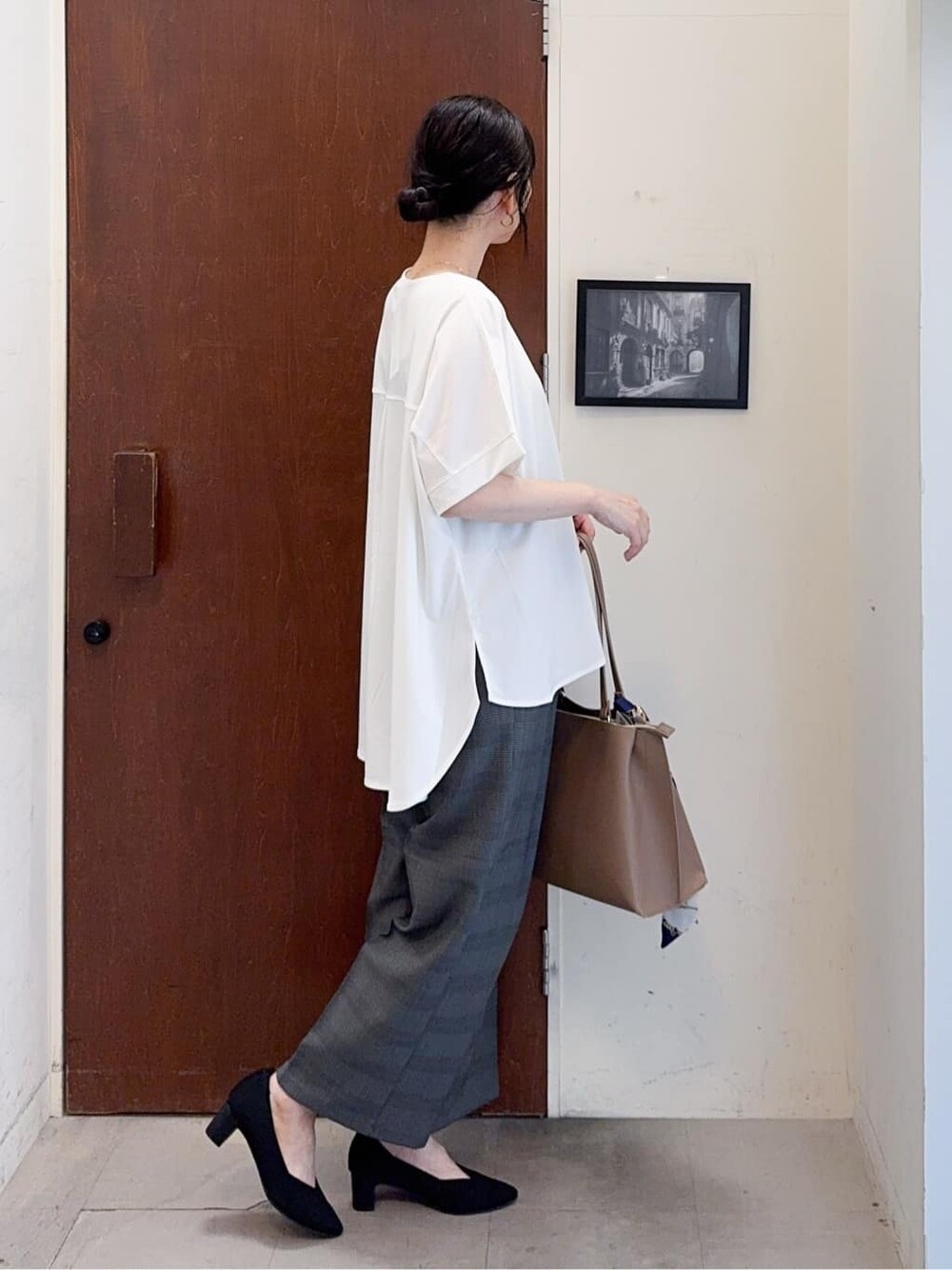 ホワイト系のTシャツ/カットソー、グレー系のその他パンツ、ブラック系のパンプスを着用したレディースの夏コーディネートの4枚目の写真